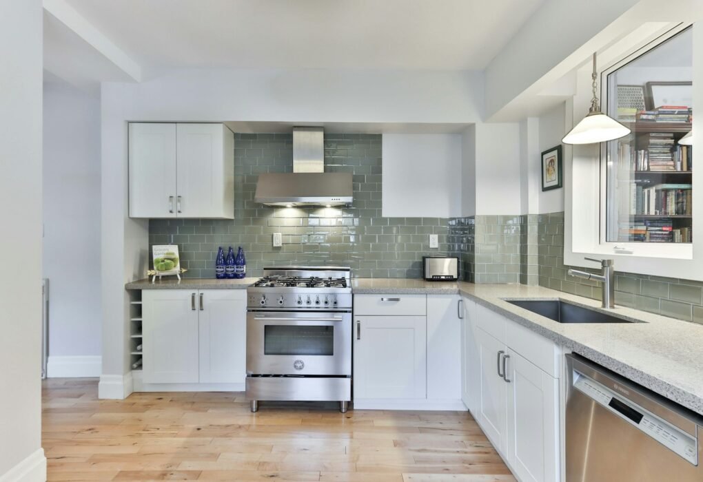 Grey and Wood Kitchen Ideas: A Calm, Enduring Combination